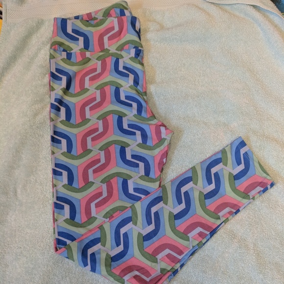 NWOT LULAROE GRAPHIC TALL & CURVY LEGGINGS - Picture 1 of 6